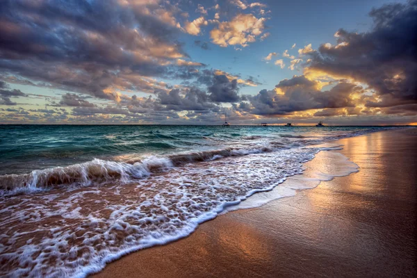 Inspirador y dinámico amanecer en la bahía oceánica —  Fotos de Stock