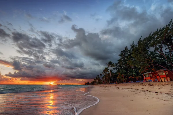 Inspirierender und dynamischer Sonnenaufgang in der Meeresbucht — Stockfoto