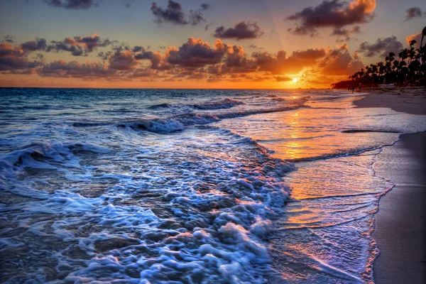 Inspirierender und dynamischer Sonnenaufgang in der Meeresbucht — Stockfoto