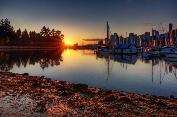 Vancouver panorama vanaf zee — Stockfoto