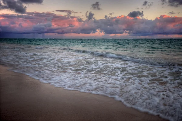 Ispirante e dinamica baia oceanica alba — Foto Stock