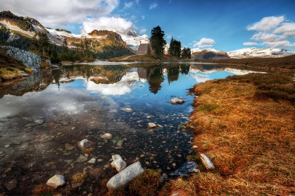 Clear waters with distant mountains — Stock Photo, Image