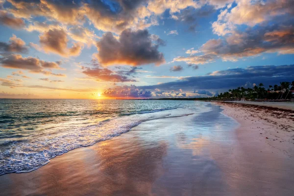 Strand am Meer bei Sonnenuntergang — Stockfoto