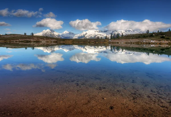 Clear waters with distant mountains — Stock Photo, Image