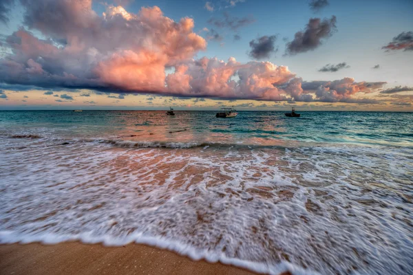 Olas en una playa de arena — Foto de Stock