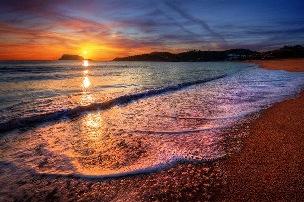 Oceaan strand bij zonsondergang — Stockfoto