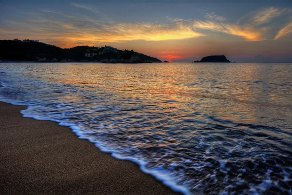 Oceano praia ao pôr do sol — Fotografia de Stock