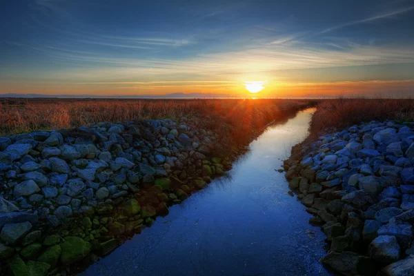 Felsbett am Flussufer — Stockfoto