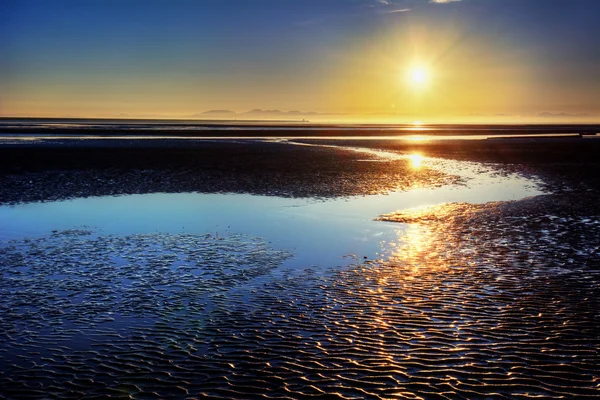 夕暮れの海ビーチ — ストック写真