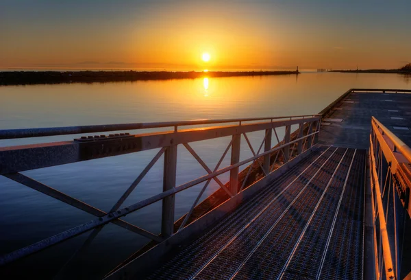 Beautiful Calm water and sunset — Stock Photo, Image