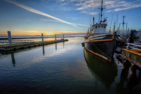 Boat docked at  shipyard harbor — Stock Photo, Image