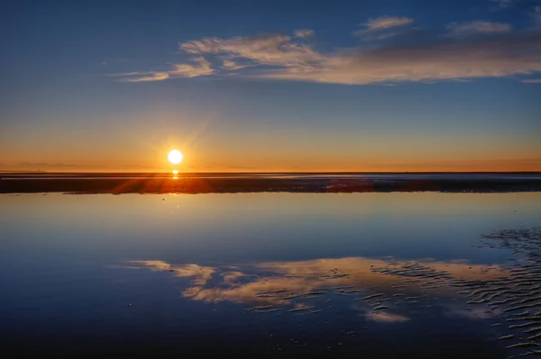 Placid shore en grillige wolken — Stockfoto