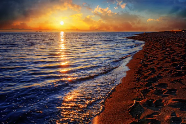 Oceano praia ao pôr do sol — Fotografia de Stock