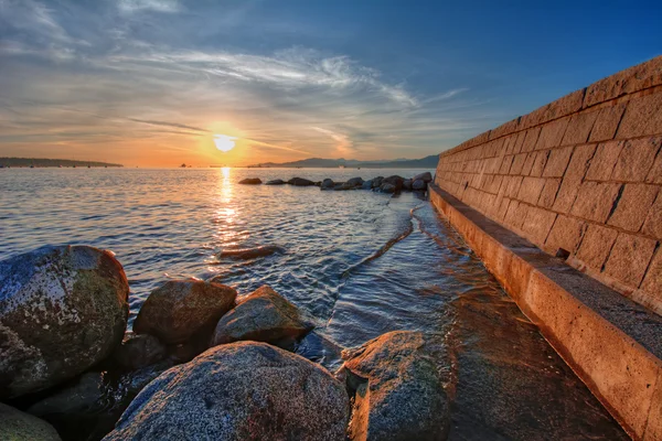 Mooie kalme water en zonsondergang — Stockfoto