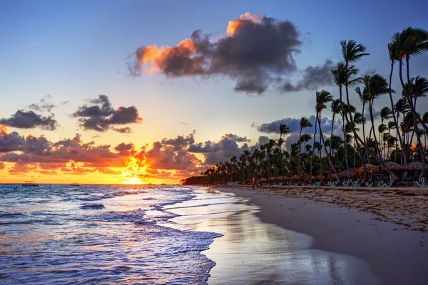 Rollende golven en de zon op de horizon — Stockfoto