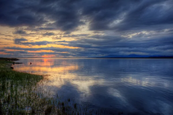 Eau calme au coucher du soleil — Photo