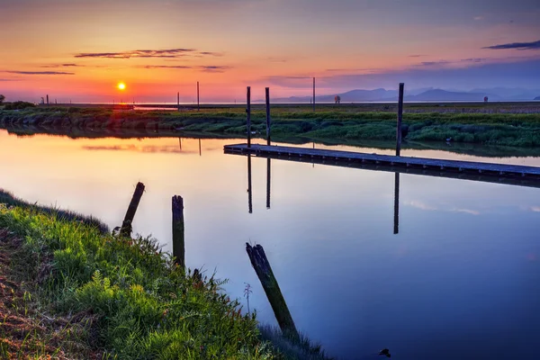 Belle eau calme et coucher de soleil — Photo