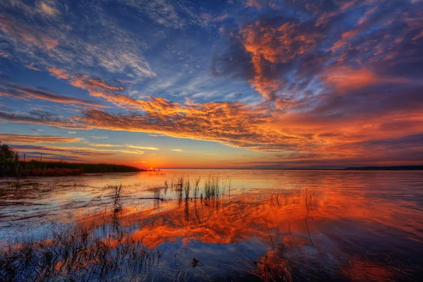 Acqua calma al tramonto — Foto Stock