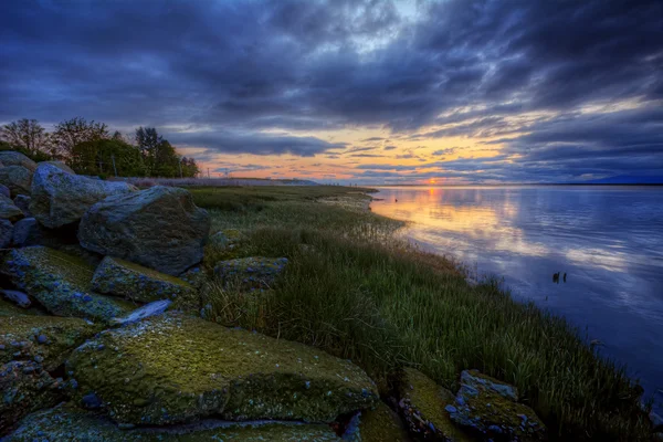 Eau calme au coucher du soleil — Photo