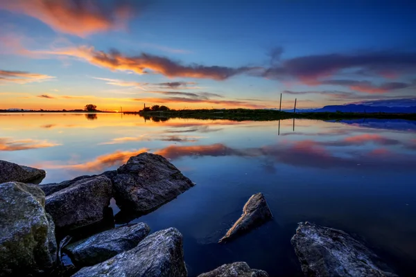 Bela água calma e pôr do sol — Fotografia de Stock