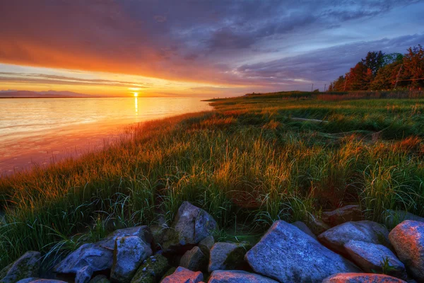 Agua tranquila al atardecer — Foto de Stock