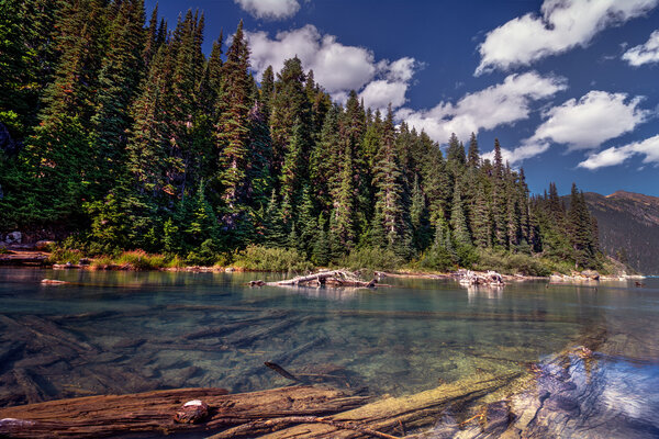Сценическое горное озеро
