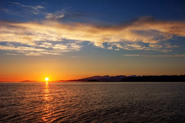 Onde rotolanti e il sole — Foto Stock