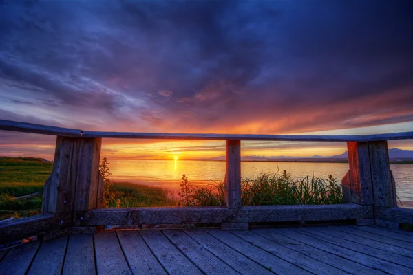 Deck, Baumstämme und Sonnenuntergang. — Stockfoto