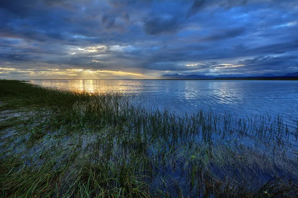 Orange sun amidst the gray water — Stock Photo, Image