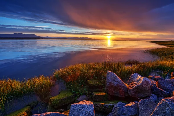 Água calma ao pôr-do-sol — Fotografia de Stock