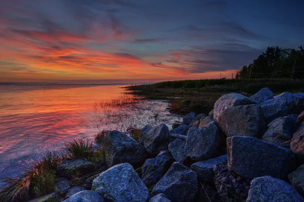 Eau calme au coucher du soleil — Photo