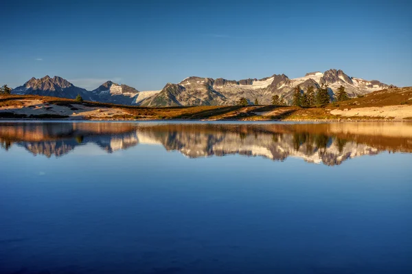 Crystal clear lake water — Stock Photo, Image