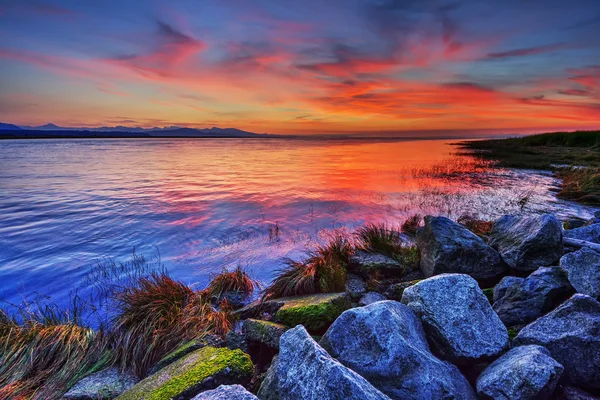 Agua tranquila al atardecer —  Fotos de Stock