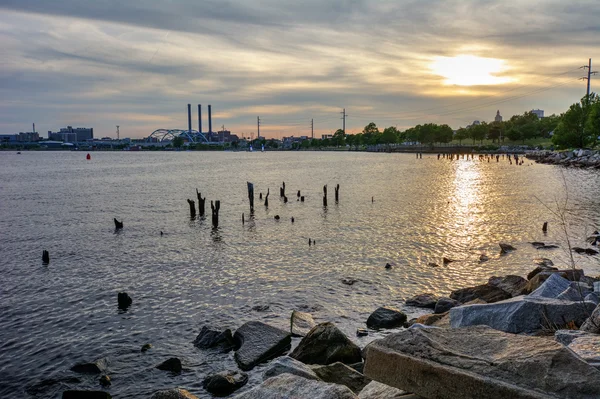 Heldere weergave van de haven bij zonsondergang — Stockfoto