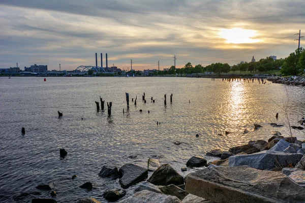 Vue dégagée sur le port au coucher du soleil — Photo