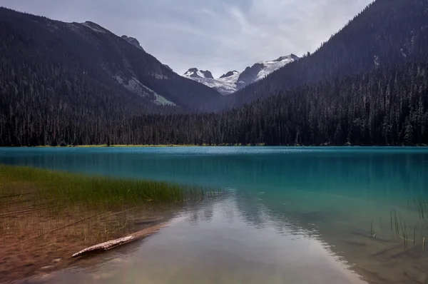 Bergsee mit perfektem Spiegelbild — Stockfoto