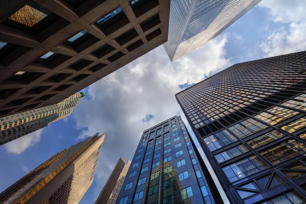 Reflecties van wolken op de gebouwen — Stockfoto