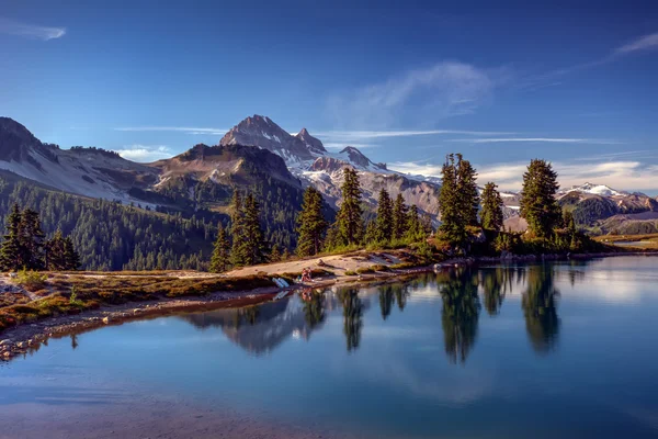 Montanha lago com um reflexo perfeito — Fotografia de Stock