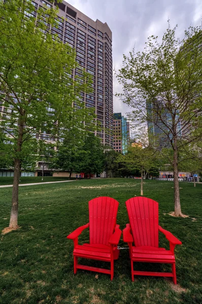 Sedie rosse nel parco — Foto Stock