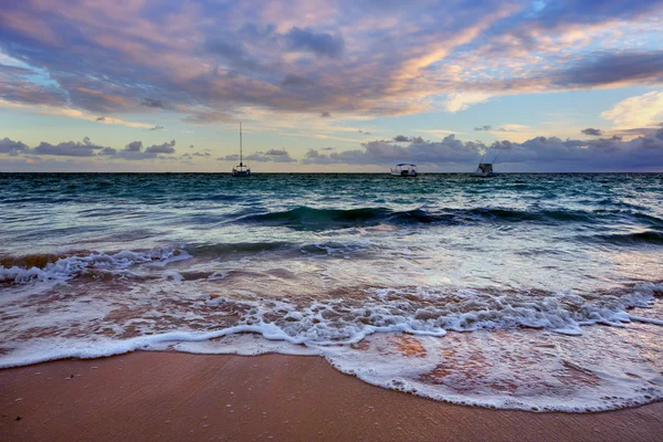 Onde lungo la riva — Foto Stock