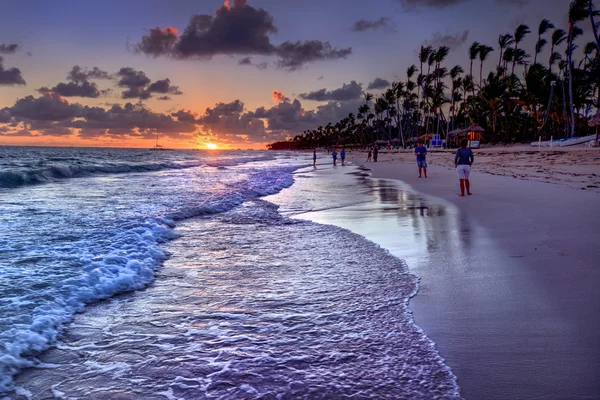 Rolling waves and the sun on the horizon — Stock Photo, Image