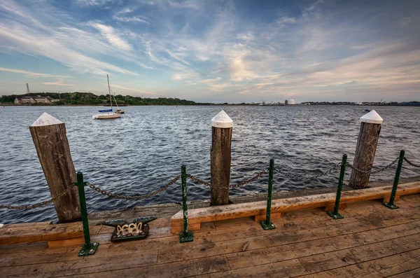 木製の桟橋が穏やかな川周辺 — ストック写真