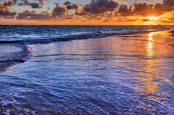 Ondas ao longo da costa — Fotografia de Stock