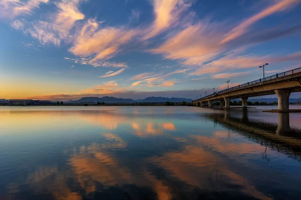 Pont sur un fond de rivière — Photo