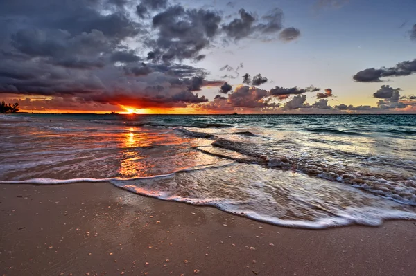 Onde lungo la riva — Foto Stock