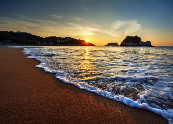 Onde lungo la riva — Foto Stock