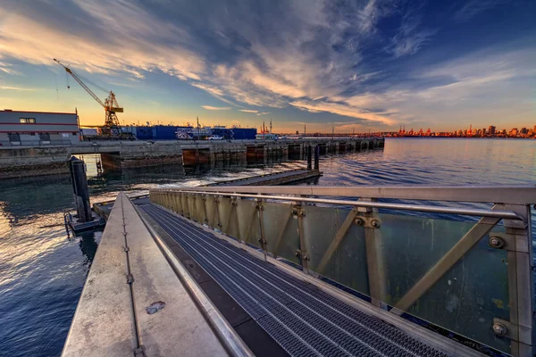 Pier, a felhős ég naplemente — Stock Fotó