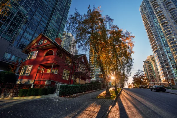 Rotes Haus inmitten von Wolkenkratzern — Stockfoto