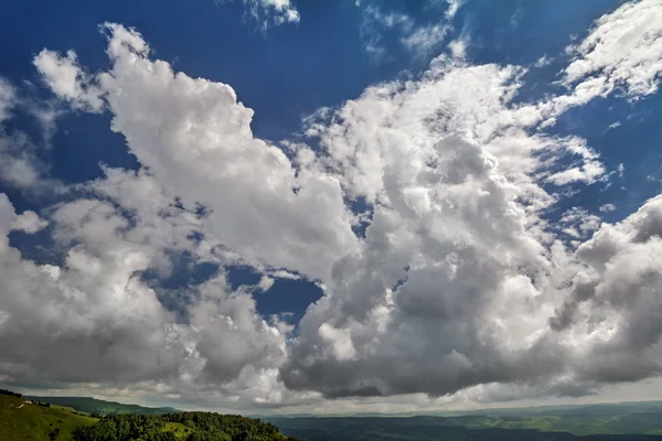 Nuvens abstratas acima das montanhas — Fotografia de Stock