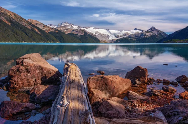 Brilhante lago de montanha — Fotografia de Stock